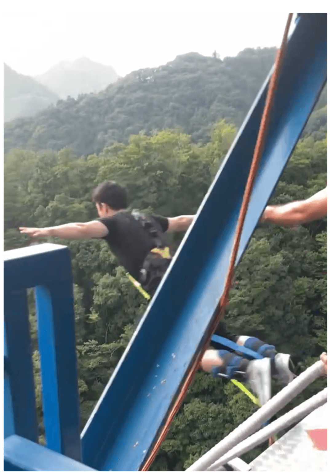 Bungee jumped from 100m high in Ibaraki, Japan